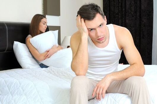 một người đàn ông khó chịu về sự xuất hiện bệnh lý khi bị kích thích
